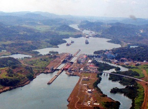 Schiffsreise - Schleusen im Panamakanal