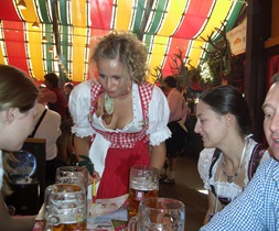 Oktoberfest-Wiesnbier im Festzelt