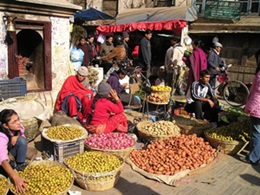 Reiseziel Himalaja - Straßenmarkt in Nepal